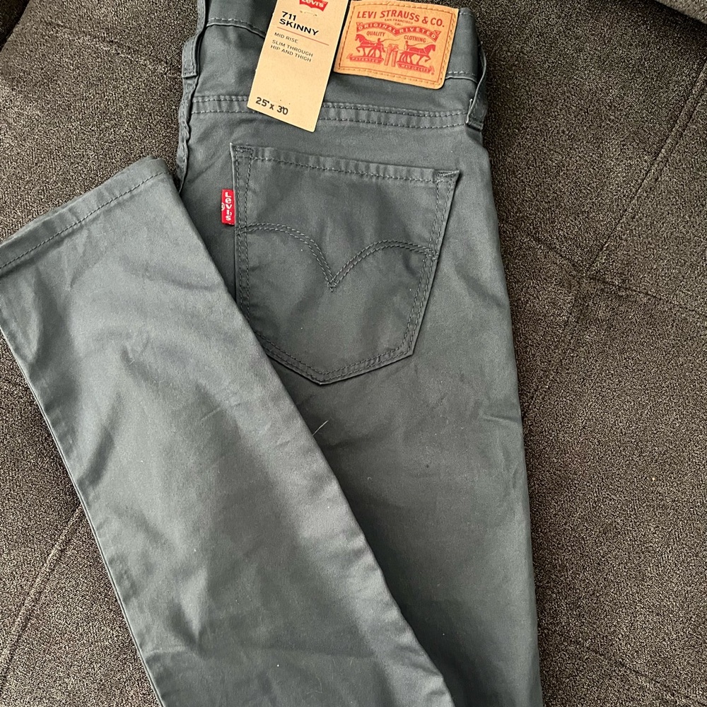 Women Levi’s skinny 25x30 new